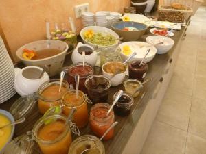 ein langes Buffet mit vielen verschiedenen Speisen in der Unterkunft Hotel Wehlener Hof in Stadt Wehlen