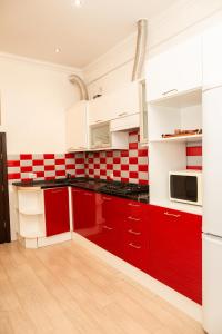 リヴィウにあるТеатральна#Ilike#の赤白のタイル張りの赤白のキッチン