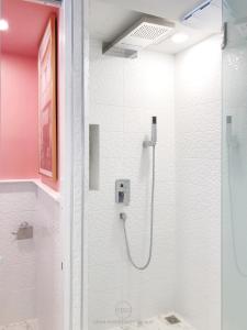 een badkamer met een douche en een glazen deur bij Stay in Style at Nimman R912 in Chiang Mai