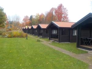 RådaにあるRåda Stugorの草原の小屋