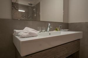un bagno con un lavandino bianco e uno specchio di Focus Hotel a Sursee