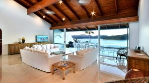 Photo de la galerie de l'établissement Bella Vista E9 - Ocean View Spacious 2 Bedroom with golf buggy, à Île Hamilton