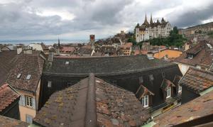 Vista generica su Neuchâtel o vista sulla città dall'interno dell'appartamento