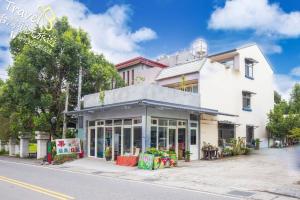 uma loja numa rua com um edifício em Nantou Fruit House em Renai