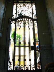 バルセロナにあるGreat apartment in Poblesecの建物内のガラス窓付き扉