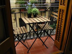 バルセロナにあるGreat apartment in Poblesecのバルコニー(テーブル、鉢植えの植物2本付)