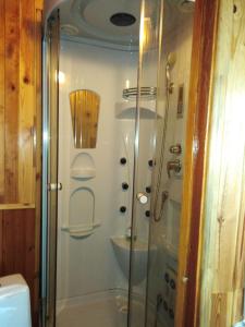 eine Dusche mit Glastür im Badezimmer in der Unterkunft HotelHola in Tschernihiw