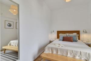 Uma cama ou camas num quarto em Well-design 1 bedroom apartment in Encarnação