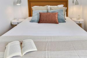 Uma cama ou camas num quarto em Well-design 1 bedroom apartment in Encarnação