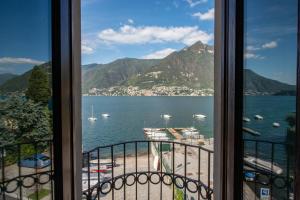 - une vue sur une étendue d'eau depuis une fenêtre dans l'établissement Domus Plinii 1792 Suites, à Faggeto Lario 
