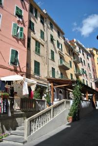 un edificio con scala di fronte a un edificio di Banchi a Riomaggiore