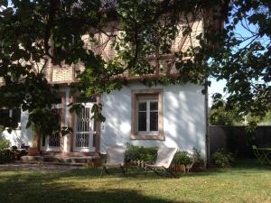 two chairs sitting in front of a house at Le Petit Parc in Colmar