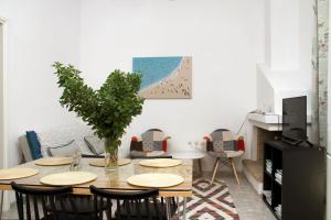 a dining room with a table and chairs at Apartment for Family 2 in Kallithea Halkidikis