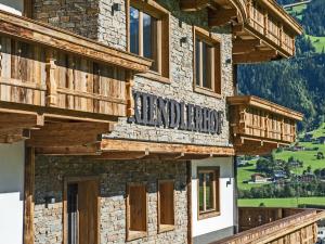 ヒパッハにあるModern Farm House in Schwendau Balconyの看板付きの建物