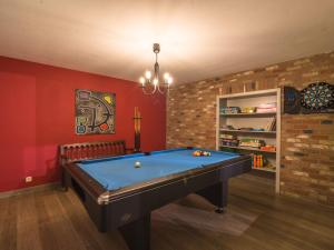 Biliár nebo kulečník v ubytování Holiday Home in Theux near Spa Town