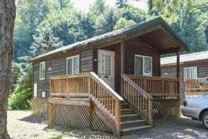 Cabaña de madera con escalera y porche en Thunderbird Studio Cabin 4, en Monroe