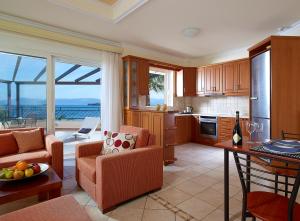 Kuchyň nebo kuchyňský kout v ubytování Avantis Suites Hotel