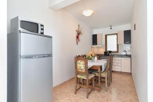 Kuchyň nebo kuchyňský kout v ubytování House Premantura 1096