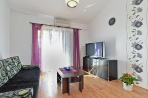 TV a/nebo společenská místnost v ubytování House Premantura 1096