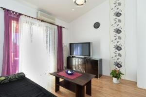 TV a/nebo společenská místnost v ubytování House Premantura 1096