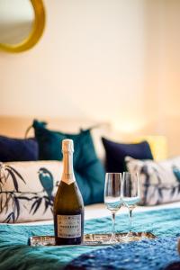 butelkę szampana i dwa kieliszki wina na stole w obiekcie York Central No 2 w mieście York