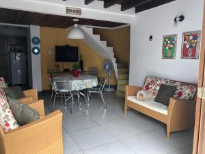薩利諾波利斯的住宿－Casa no Atalaia，客厅配有桌椅和电视。