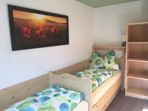 1 dormitorio con 1 cama y una foto en la pared en Haus Gsenger, en Abtenau