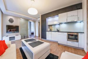 Kuchyňa alebo kuchynka v ubytovaní Apartamenty Sun & Snow Żeromskiego Krynica Morska - blisko morza
