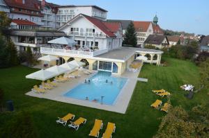  Elle offre une vue aérienne sur un hôtel doté d'une piscine. dans l'établissement Möhringers Schwarzwald Hotel, à Bonndorf im Schwarzwald