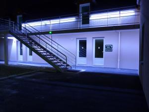 uma escada em frente a um edifício à noite em Auberge de la Baie em Ardevon