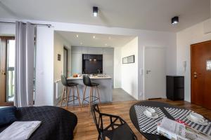 Telewizja i/lub zestaw kina domowego w obiekcie Kazou Residence Arkadia