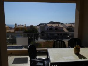 una mesa y sillas con vistas a un balcón en Apt. Brightness & Comfort, en Burgau