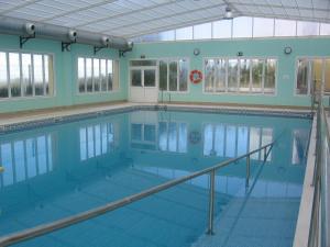 uma grande piscina com água azul em Hotel Sierra Luz em Cortegana