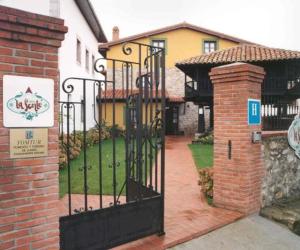 a black gate in front of a house at La Fonte in Naves