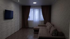 TV a/nebo společenská místnost v ubytování Apartment on Metallurgov 32