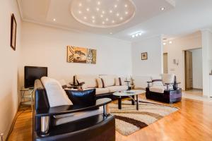 salon z kanapą i telewizorem w obiekcie Apartments Singidunum 4 Lux w Belgradzie