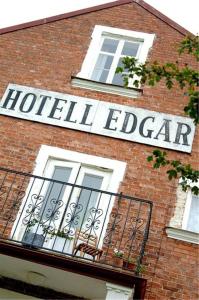een hotelliftbord aan de zijkant van een bakstenen gebouw bij Hotell Edgar & Lilla Kök in Sölvesborg