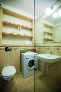 A bathroom at Luksusowe apartamenty Promenada Gwiazd 28