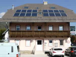 un edificio con paneles solares en el techo en Luxusappartement Haus 157, en Mauterndorf