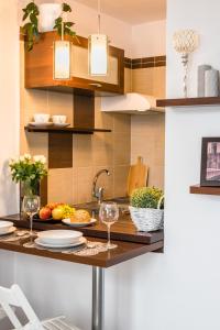Kuchnia lub aneks kuchenny w obiekcie Alma Apartments Grzybowska