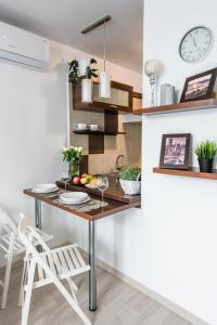Kuchnia lub aneks kuchenny w obiekcie Alma Apartments Grzybowska