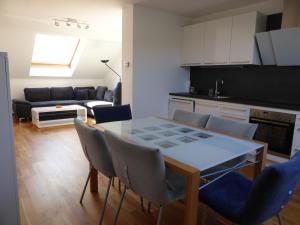 cocina y sala de estar con mesa y sillas en Luxusappartement Haus 157, en Mauterndorf