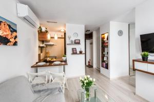 Telewizja i/lub zestaw kina domowego w obiekcie Alma Apartments Grzybowska