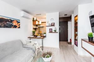salon z kanapą i stołem w obiekcie Alma Apartments Grzybowska w Warszawie
