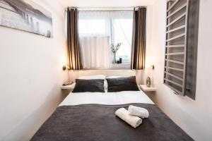 Postel nebo postele na pokoji v ubytování Alma Apartments Grzybowska
