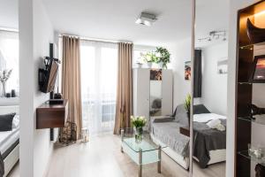 Telewizja i/lub zestaw kina domowego w obiekcie Alma Apartments Grzybowska