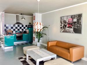 プエルト・デル・カルメンにあるCasa Flamingo, Sea View Apartmentのリビングルーム(ソファ付)、キッチン