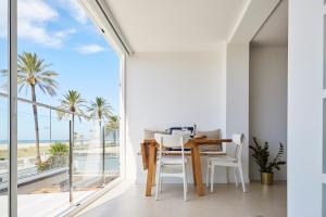 Balkón nebo terasa v ubytování Sunny Beachfront Escape