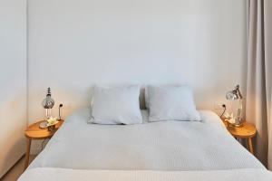Postel nebo postele na pokoji v ubytování Sunny Beachfront Escape