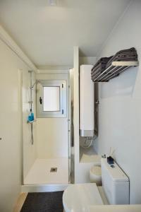 Koupelna v ubytování Sunny Beachfront Escape + 14 fotografií